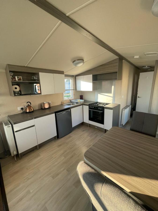 Delightful 6 Berth Holiday Home With Decking Area Чичестър Екстериор снимка
