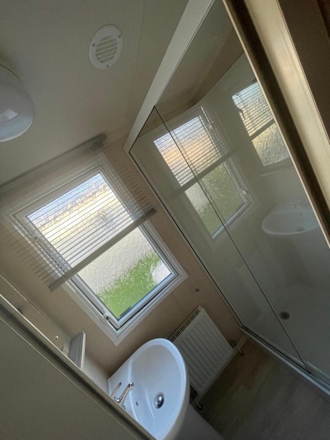 Delightful 6 Berth Holiday Home With Decking Area Чичестър Екстериор снимка