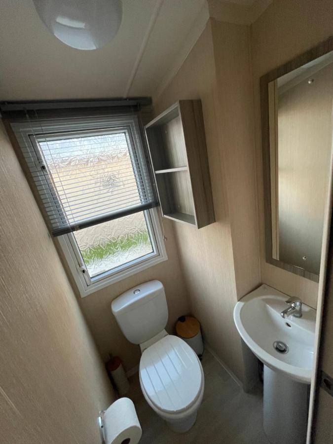 Delightful 6 Berth Holiday Home With Decking Area Чичестър Екстериор снимка