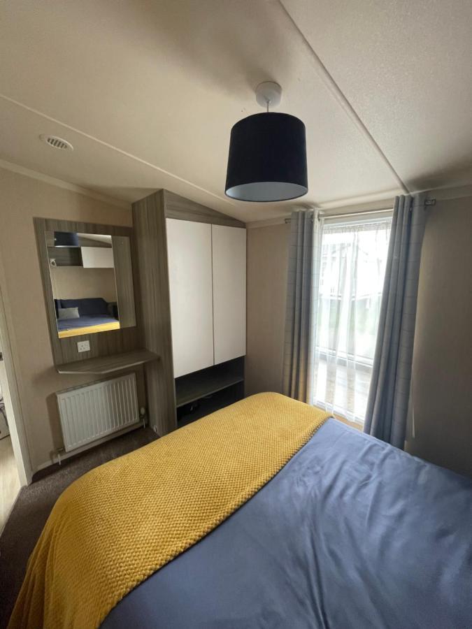 Delightful 6 Berth Holiday Home With Decking Area Чичестър Екстериор снимка