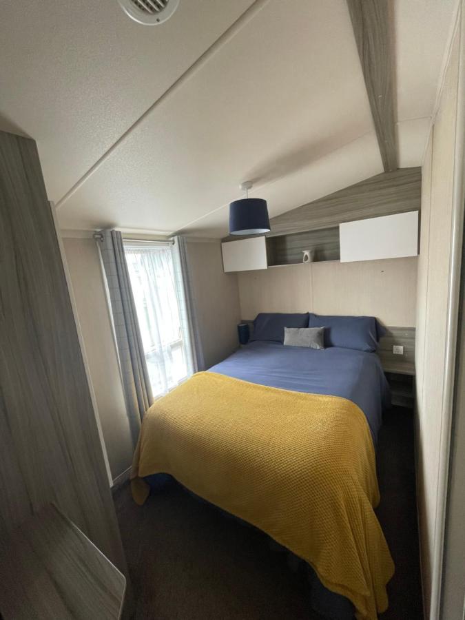 Delightful 6 Berth Holiday Home With Decking Area Чичестър Екстериор снимка