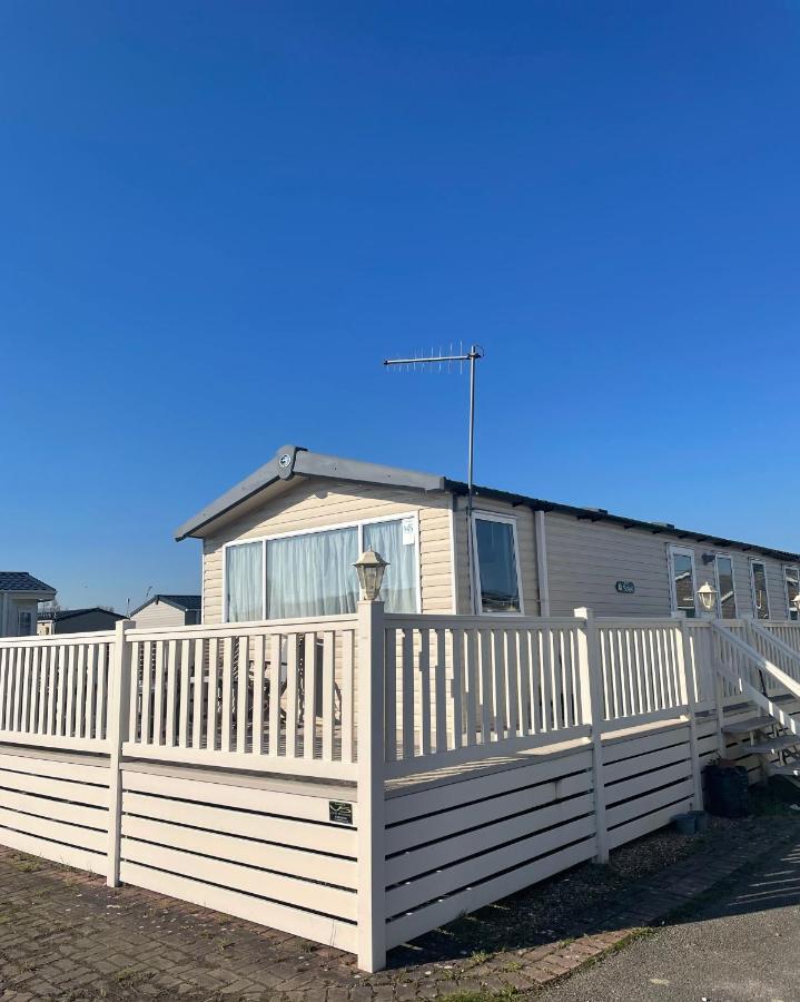 Delightful 6 Berth Holiday Home With Decking Area Чичестър Екстериор снимка
